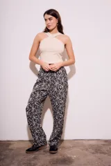 Pantalón recto de viscosa con estampado de hojas en blanco y negro, tiro medio y cintura elastizada.