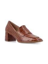 Zapato marrón de cuero con taco cuadrado de madera y detalle de cuero texturizado en la parte delantera.