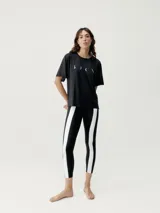 Camiseta deportiva blanca de corte holgado y manga corta, confeccionada en tejido técnico fluido.