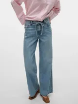 Pantalón de jean celeste de corte wide y tiro medio, con cintura ajustable con cordón.