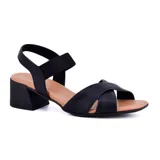 Sandalias de tacón bajo Usaflex color negro, con tiras cruzadas en el empeine y tira elástica en el tobillo.