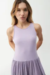 Vestido midi color lila, con cuerpo superior ajustado de punto canalé y falda amplia de tres niveles con textura arrugada.