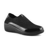 Zapato casual negro de Korium Confort, con plataforma y detalles brillantes.