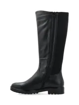 Bota de cuero marrón con elásticos laterales, caña alta y suela track.