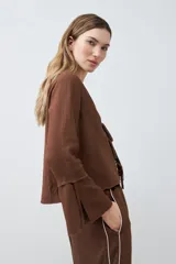 Blusa color chocolate de lino con escote en V y lazos para atar.