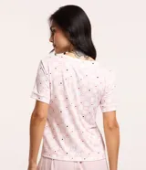 Blusa de pijama femenina de viscosa con cuello redondo, mangas cortas y estampado floral de cuadros en tonos rosados.