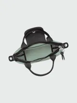 Bolso Longchamp modelo Le Pliage Energy XS, color verde militar, con doble asa corta de cuero negro y correa larga extraíble.