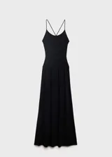 Vestido largo negro de punto fino con tirantes finos cruzados en la espalda y escote recto.