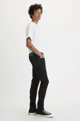 Pantalón de jean negro, corte skinny y tiro medio.