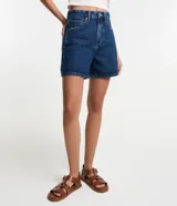 Short de jean azul oscuro, corte mom, tiro alto, con bolsillos delanteros y traseros, y cintura con trabillas.