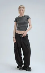 Remera gris de manga corta, corte ajustado y largo a la cadera.