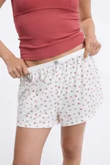 Short blanco con estampado de pequeñas flores rojas, cintura elastizada.