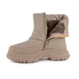 Bota corta negra de caña media, con plataforma track y exterior acolchado.