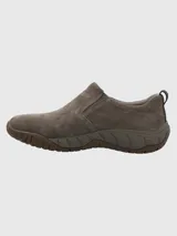 Zapato slip-on de cuero marrón Hush Puppies modelo Tornnado, con suela de goma.