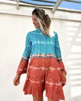 Vestido camisero corto con estampado batik en tonos turquesa y terracota con detalles dorados, cuello mao y mangas 3/4 acampanadas.