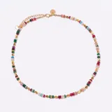 Collar corto tipo gargantilla con cuentas de piedras semipreciosas facetadas en tonos variados (verde, rosa, rojo, azul, amarillo) intercaladas con pequeñas cuentas doradas. Cierre de mosquetón y cadena de ajuste en metal dorado.