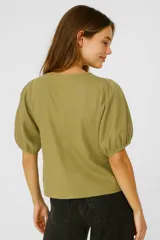 Blusa negra de lino y viscosa, corte holgado con escote en V y mangas cortas abullonadas.