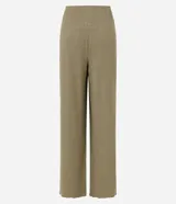Pantalón wide color marrón claro con cintura elástica y textura acanalada.