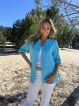 Camisa celeste de algodón con mangas 3/4 y cuello mao.