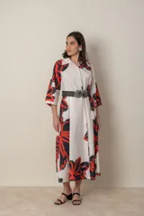 Vestido italiano de algodón con estampado abstracto en tonos blanco, rojo y negro. Modelo suelto abotonado al frente, con cuello camisero y mangas tres cuartos.