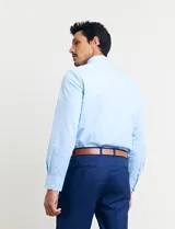 Camisa blanca de vestir, de corte clásico y manga larga.