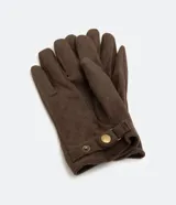 Guante de hombre color marrón oscuro, con textura suave y puño ajustable mediante una tira con botón a presión metálico dorado.