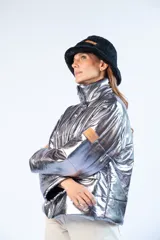 Campera puffer dorada con cuello alto, cierre frontal con botones a presión y bolsillos laterales con solapa.