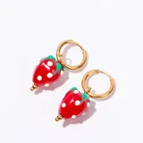 Par de aros tipo argolla dorados con dijes colgantes de frutillas rojas con puntos blancos y hojas verdes.