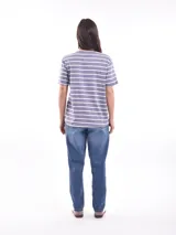 Pantalón de jean negro de corte recto, tiro medio y lavado gastado.