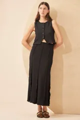 Falda larga color crudo de tela de punto arrugada con corte al bies.