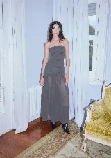 Vestido strapless negro con lunares blancos, confeccionado en jersey elastizado, con fruncido en laterales, y falda larga de gasa fruncida.