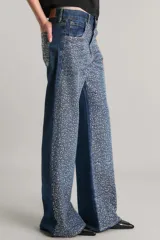 Pantalón de jean de tiro medio y corte wide leg, color azul, con apliques de strass plateados.