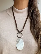 Collar de tiento marrón chocolate con dije ovalado de guampa.