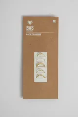 Set de cinco anillos dorados con diferentes diseños: uno con bolitas, uno con forma de olas, uno con textura trenzada, uno con una circonita y uno liso con forma curva.
