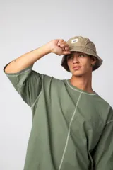 Remera negra oversize con mangas cortas y costuras a la vista en color blanco.