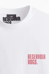 Remera blanca de corte holgado con estampado pequeño en el pecho con el texto "Reservoir Dogs".