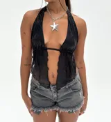 Top halter negro, con escote profundo en V y detalle de fruncido en la cintura. La tela es semitransparente con textura brillante y los bordes inferiores tienen un acabado ondulado.
