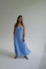 Vestido largo celeste con breteles finos y escote en V.