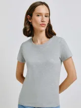 Remera verde claro de algodón, de corte clásico y mangas cortas.