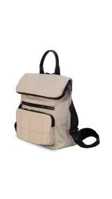 Mochila color beige de nylon capitoneada con bolsillo principal con cierre y dos bolsillos frontales. Tiene asa de mano y tiras traseras regulables en color negro.