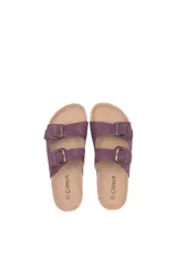 Sandalias bajas color borgoña con dos tiras anchas ajustables con hebilla metálica. Suela de corcho y base de goma.