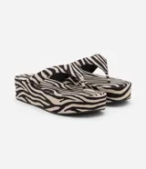 Sandalia ojota flatform con plataforma mediana y estampado animal print de zebra.