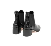 Botines negros de cuero sintético con textura de cocodrilo, punta cuadrada, paneles laterales elásticos y tacón bloque.