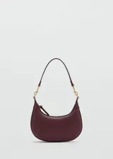 Bolso tipo baguette color borgoña, de efecto piel, con asa de hombro extraíble y regulable. Incluye asa larga ajustable y bandolera extraíble.