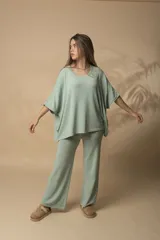 Pantalón de tejido suave, color menta, con corte amplio y cómodo.