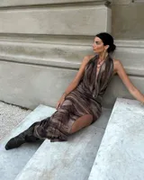 Vestido largo de microtul estampado en tonos marrones, con forro.