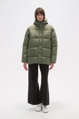 Campera puffer de poliéster color verde militar con diseño capitoneado, forro interior de corderito y capucha.