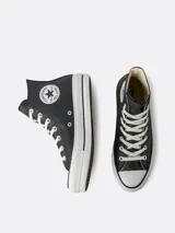 Zapatilla Converse Chuck Taylor All Star de caña alta, color negro, con plataforma blanca y cordones blancos.