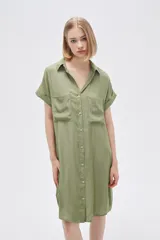 Vestido camisero azul de viscosa con cuello, botones y mangas cortas.