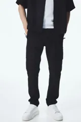 Pantalón cargo negro de corte recto, con cintura elástica ajustable con botón a presión, bolsillos laterales con cierre, bolsillos tipo parche con solapa en los laterales y bolsillos traseros insertados.